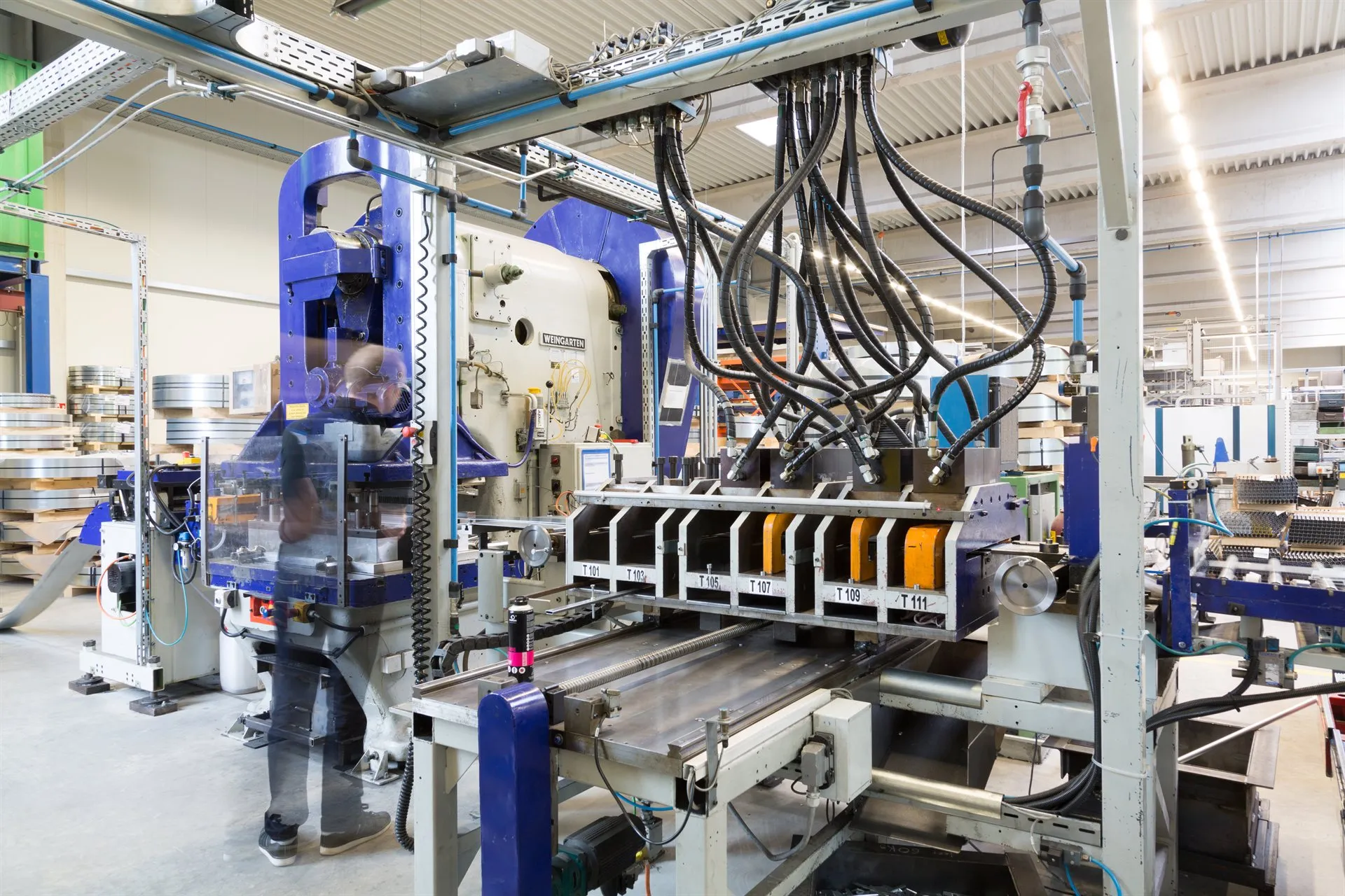 Modernisierte Weingarten-Presse Baujahr 1971 in Produktion — Steuerungstechnik vom Automatisierer erneuert, Software-Anbindung in die Kunden-IT von [MB]