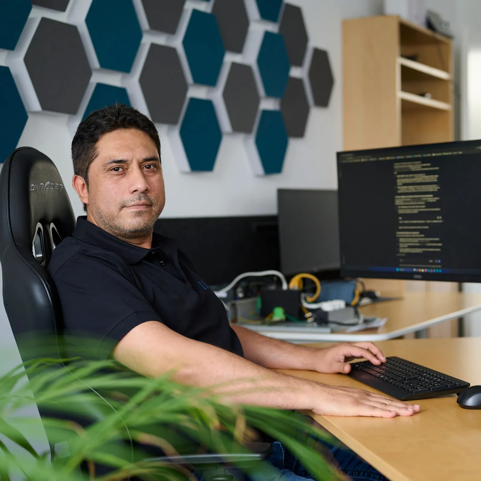 Carlos, Entwickler bei [MB] Software und Systeme, an seinem Arbeitsplatz