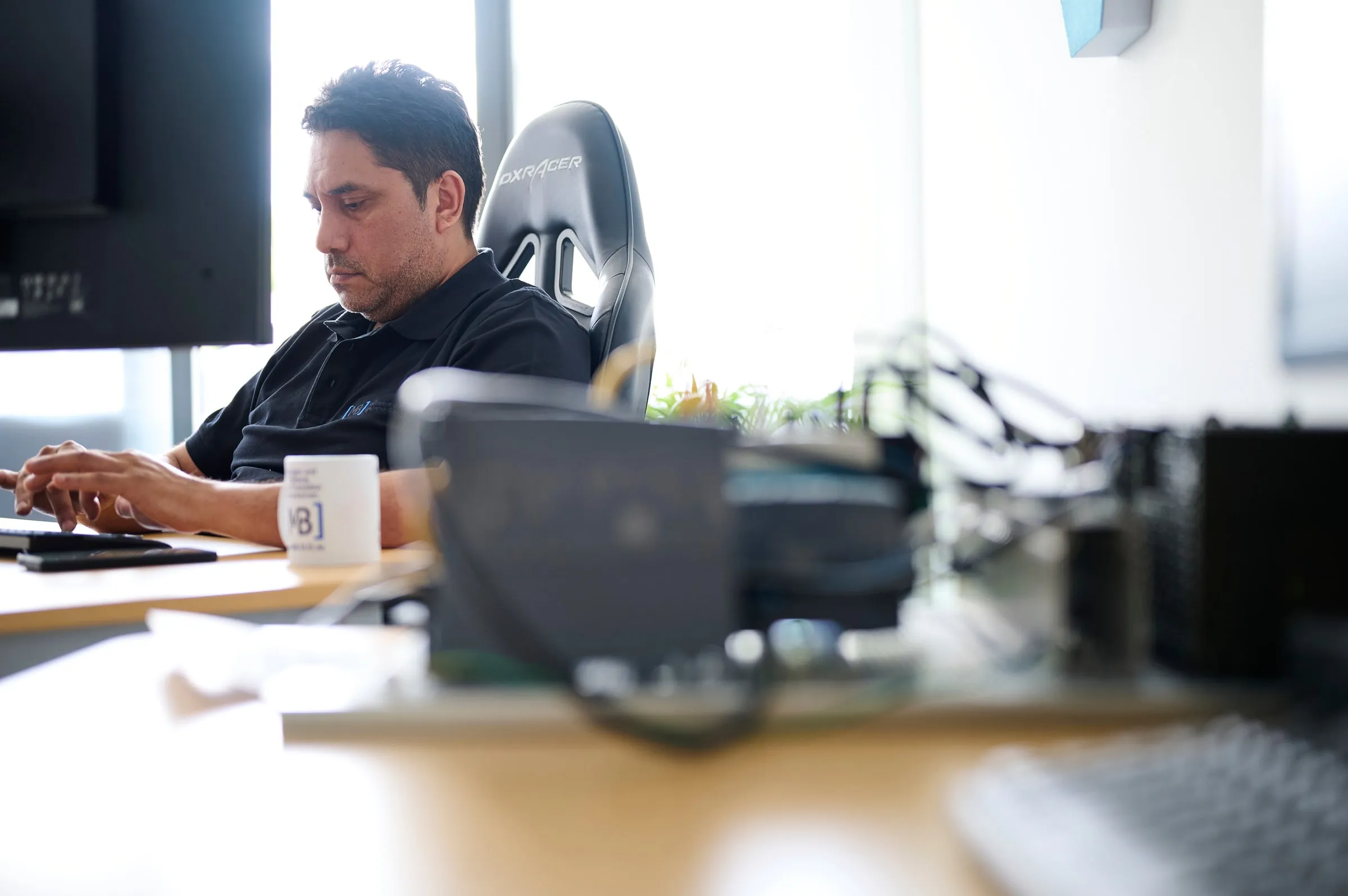 Entwickler von [MB] Software und Systeme am Arbeitsplatz — Software, die im eigenen Haus entsteht